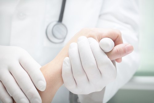 Médico tratando paciente com câncer