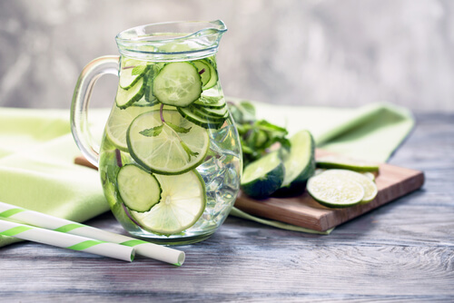 Suco de pepino com gelo