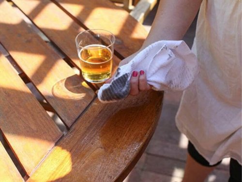 Usos da cerveja para limpar a madeira
