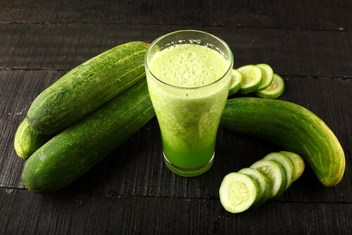 Suco de pepino em um copo