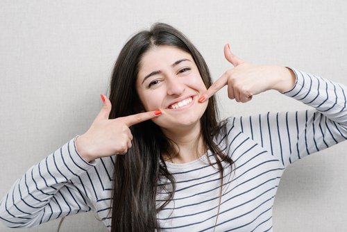 Mulher sorrindo de bom humor