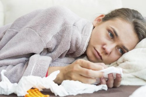 Mulher com febre pela pneumonia