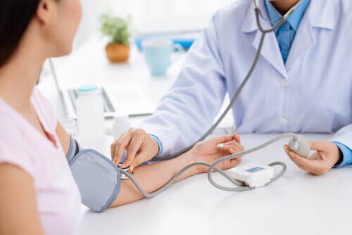 Mulher consultando médico sobre suas palpitações