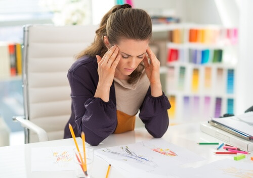 Mulher estressada no trabalho