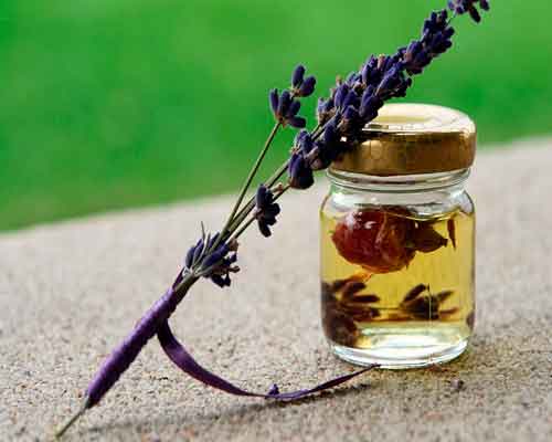 Óleo essencial de lavanda em frasco