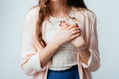 Mulher com colesterol alto e pre-disposição a doenças cardíacas