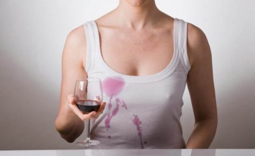 Blusa manchada de vinho