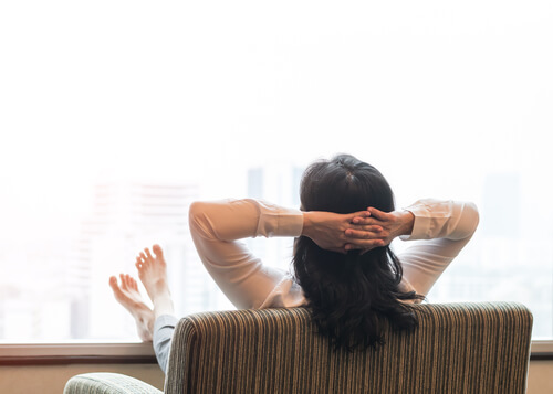 Mulher na menopausa relaxando