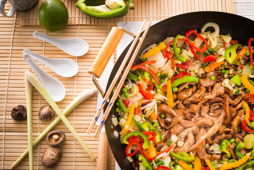 Prato delicioso usando cogumelos e vegetais