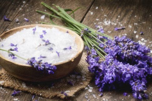 Óleo de lavanda em uma bacia
