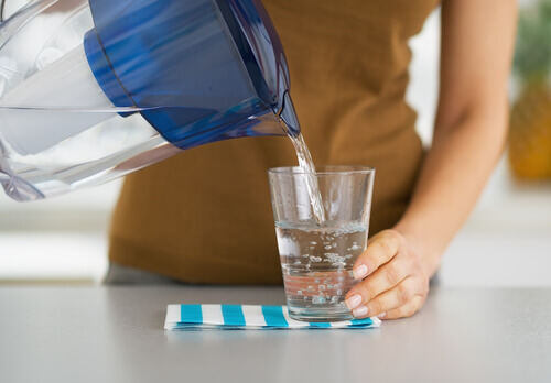 Beber muita água ajuda a quem tem intestino delicado