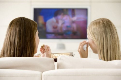 Amigas compartilhando intimidade e assistindo um filme