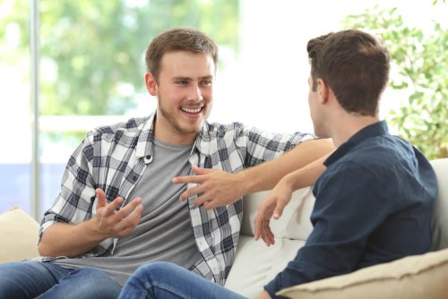 Homens mantendo uma conversa bem-sucedida