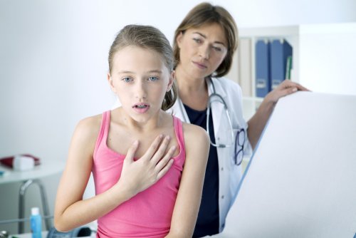 Menina com crise asmática
