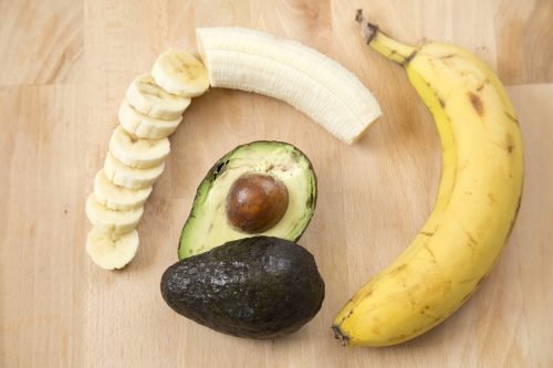 Banana e abacate para aliviar as rachaduras nos pés