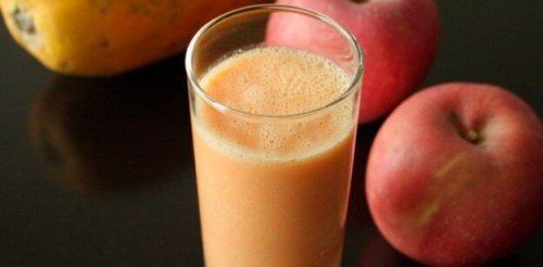 Bebida detox de maçã e papaia para perder peso