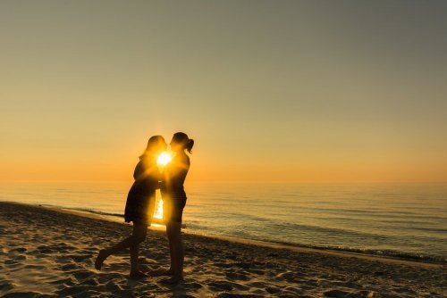 Casal se beijando na praia