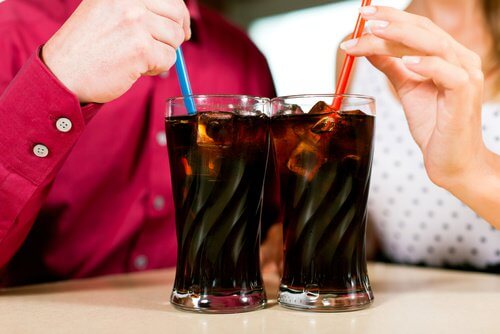 Evite beber refrigerantes quando sentir dor de estômago