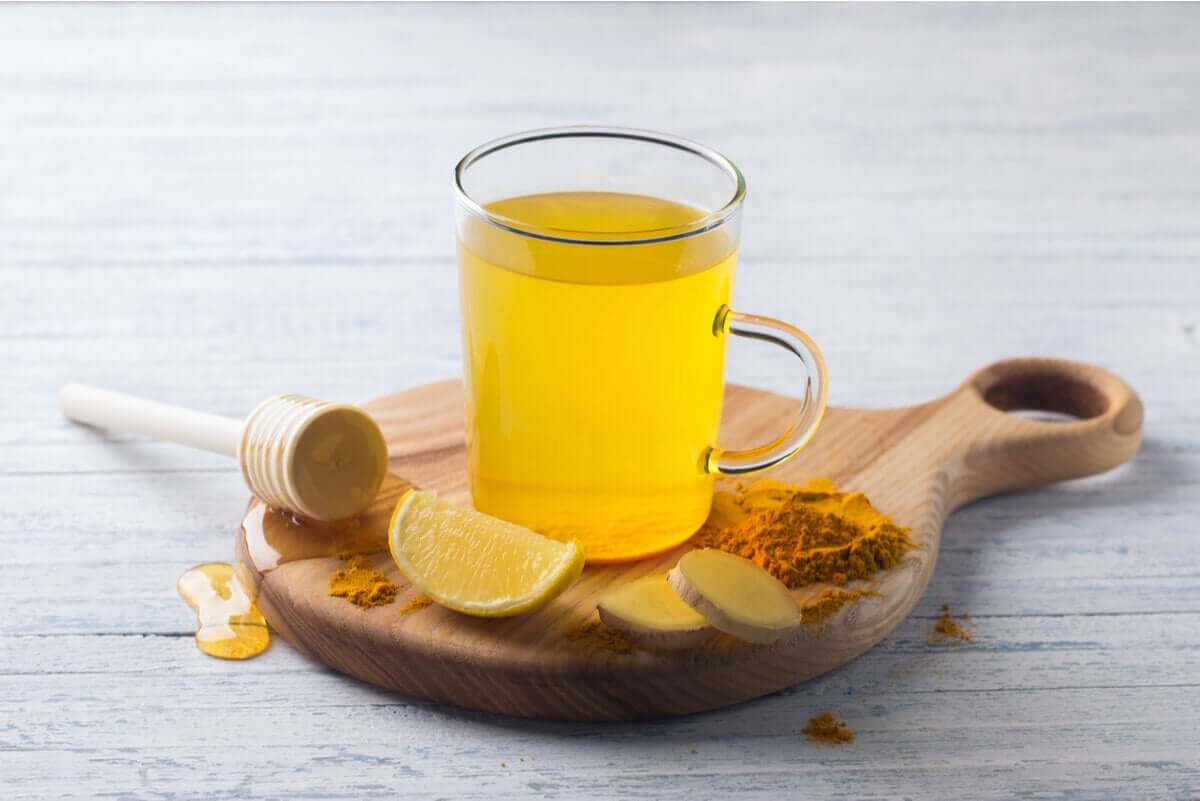 A cúrcuma é uma especiaria à qual são atribuídas propriedades anti-inflamatórias e analgésicas