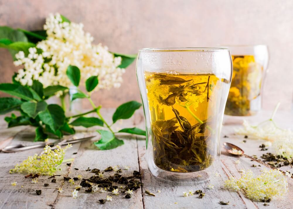 Chá de flor de sabugueiro para aliviar a tosse com catarro