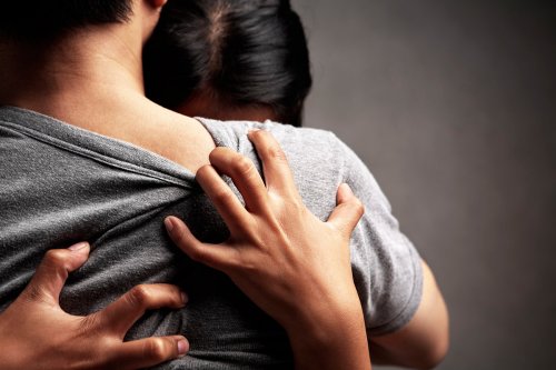 Mulher abraçando homem e sentindo dependência emocional