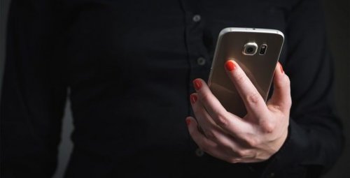 Mulher não conseguido dependência emocional da pessoa que está enviando torpedos