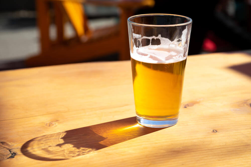 O consumo excessivo de bebidas alcoólicas é um fator que está associado ao risco de hipercolesterolemia, dado que suas toxinas afetam o funcionamento do coração e do fígado