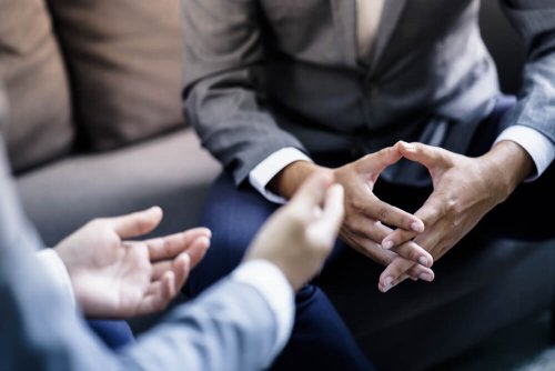 Pessoas mantendo uma conversa bem-sucedida