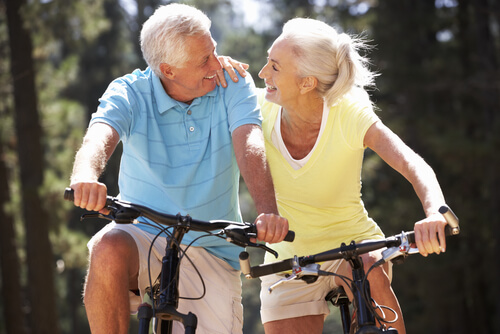 Andar de bicicleta ajuda a manter a forma após os 50