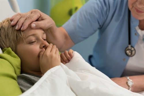 Criança tossindo por pneumonia