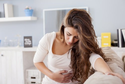 Mulher com problemas digestivos