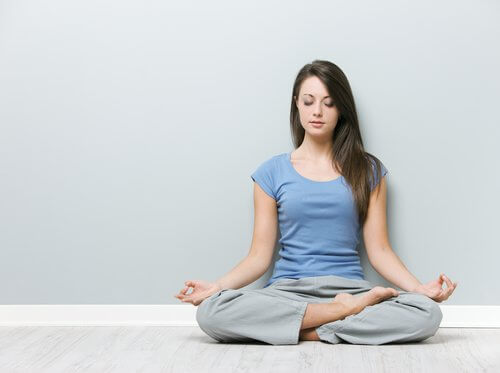 Mulher fazendo meditação