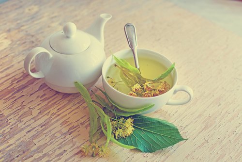 Chá de tília combate as ondas de calor da menopausa
