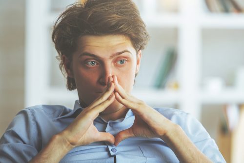 Homem sofrendo de preocupação crônica