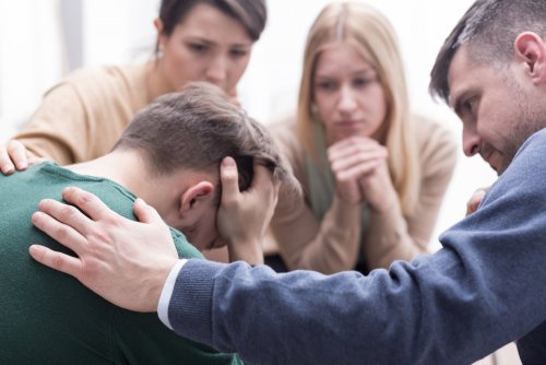 Moço triste sem equilíbrio mental