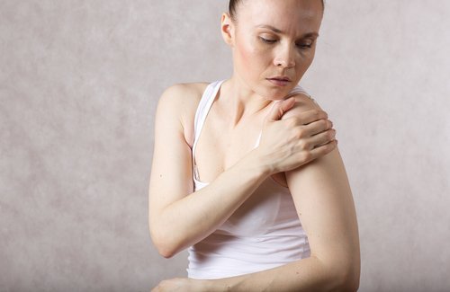 Mulher com ombro inflamado