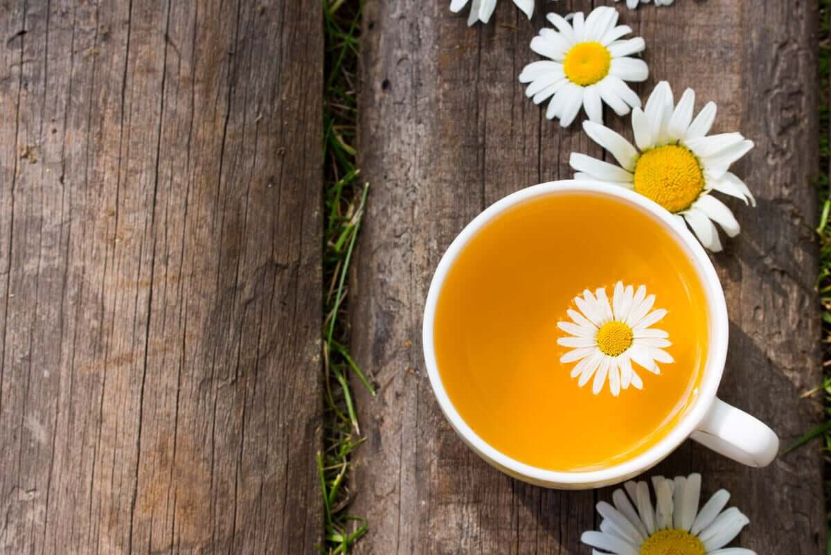 De todos os remédios recomendados para coceira nos olhos, o chá de camomila pode ser o mais adequado