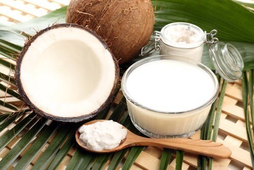 Leite de coco para acelerar o crescimento das unhas