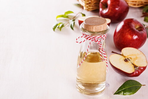 Tônico de vinagre de maçã com água para preparar uma máscara facial