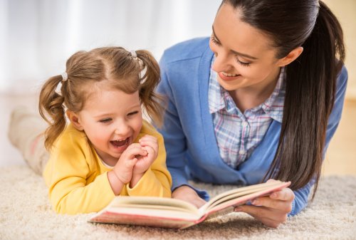Mãe incentivando o amor pelos livros em sua filha 