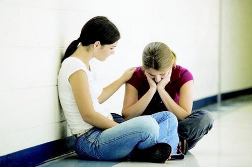 Amiga consolando moça em desequlíbrio mental