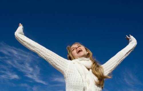 Mulher feliz e com equilíbrio físico e menta