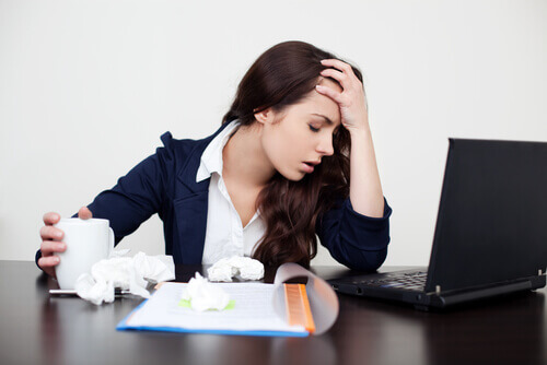 Mulher estressada no trabalho experimentando um ataque de pânico