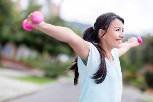 Mulher fazendo exercícios com halteres