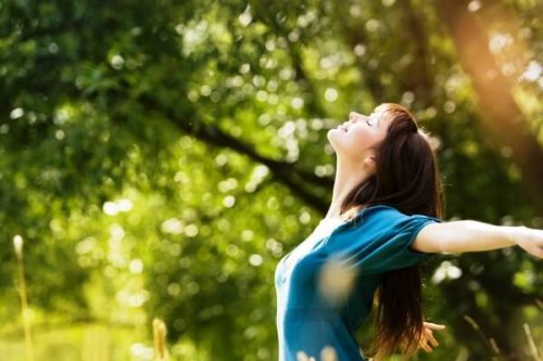 Mulher feliz em meio à natureza