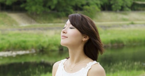 Mulher japonesa respirando profundamente