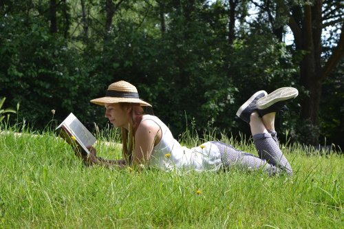 Mulher lendo no jardim