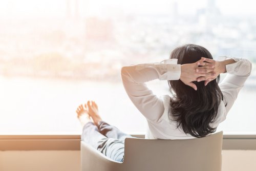 Mulher desfrutando da menopausa sentada
