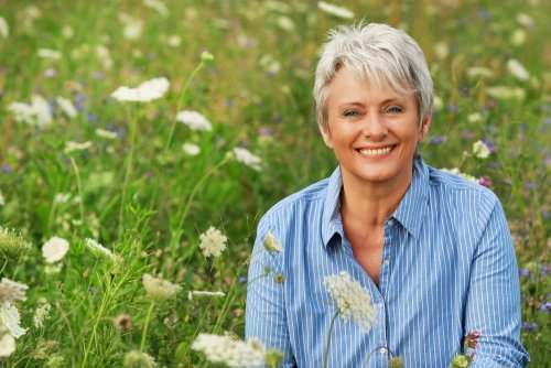 Mulher na menopausa feliz