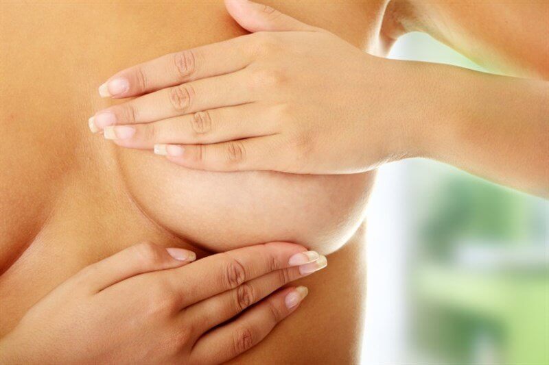 Mulher tocando os seios